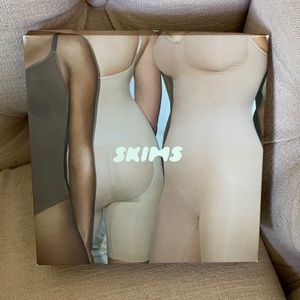 SKIMS Sculpting Bodysuit Mid Thigh with Open Gusset - Onyx 2X/3X